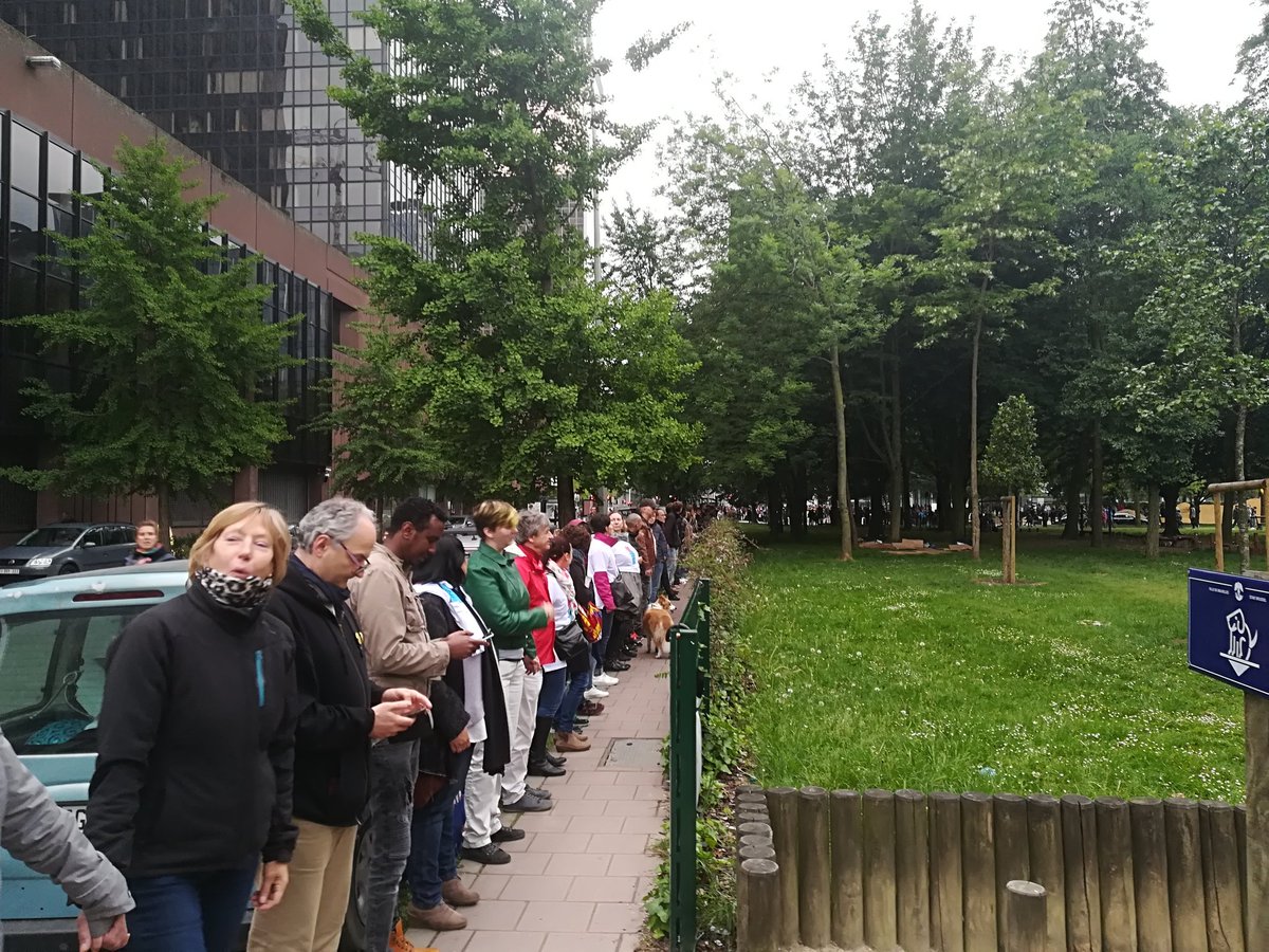 MaxVancau's tweet image. Geweldige solidariteitsketting aan Brussel-Noord vanavond! 👏 Zot veel mensen aanwezig! 💪 #humanchallenge #MaximiliaanPark