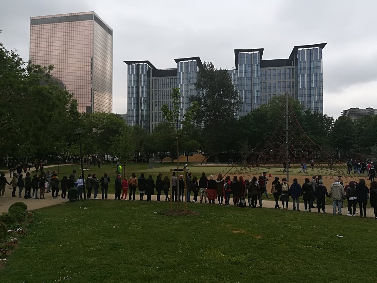 MaxVancau's tweet image. Geweldige solidariteitsketting aan Brussel-Noord vanavond! 👏 Zot veel mensen aanwezig! 💪 #humanchallenge #MaximiliaanPark