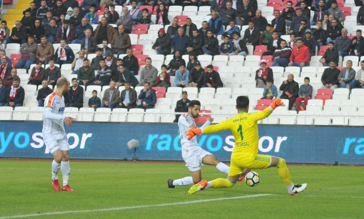 Sivasspor deplasmanından 1 puanla dönerek Süper Lig’de kalmayı garantileyen <a href="/Alanyaspor/">Corendon Alanyaspor 🌊☀️</a> ‘umuzda yönetim, teknik heyet ve futbolcularımızı kutlarım. 👏🏻👏🏻👏🏻