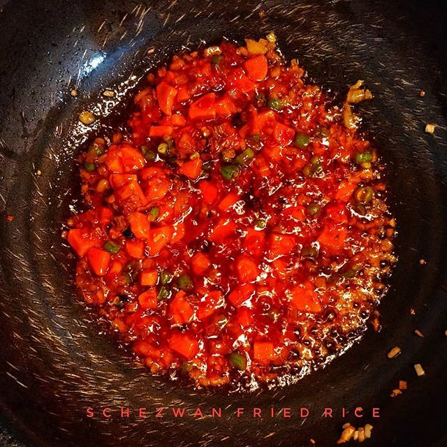 tushonline's tweet image. Schezwan Fried Rice in the making, by yours truly 🙏 🇮🇳 🇨🇳 #schezwan #dinnertime #friedrice #indochina #cooking #learning #homechef #pune #shotononeplus #puneinstagrammers #eggfriedrice #sundaydinner ift.tt/2rFH0dV