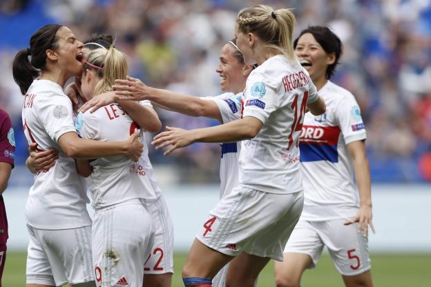 lequipe's tweet photo. Lyon remporte son 12e titre de rang et envoie l'OM en D2 https://t.co/r6UirJXJZj https://t.co/cqyBxnJvae