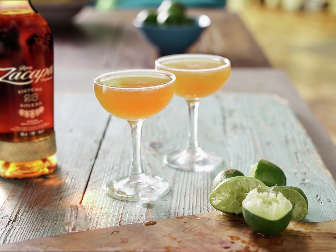 WorldClassSpain's tweet photo. Bartenders, vuestro momento ha llegado: hoy celebramos el #DíaDelCocktail, ¡preparad vuestro mejor cóctel y a brindar! ¿Una pista? Los productos de calidad y las mezclas clásicas son la clave del éxito. #WorldCocktailDay #WorldClassSpain https://t.co/9LibQBdLg6