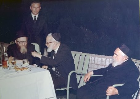 ZeviReinitz's tweet photo. Too emotional to celebrate at a wedding the year his wife died, The Rav quietly took his plate outside the hall. Out of concern for their friend, Rav Moshe and Rav Shneur went to keep him company.
#ZTL #AreivimZeLazeh #Middos #Gadlus https://t.co/K1s0bgXGVf