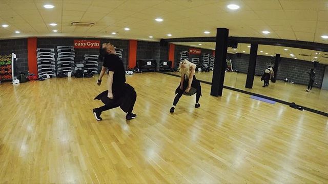 brendonhansford's tweet photo. Me choreography to @thenewclassic #Mobounce
.
Dancers: @brendon_hansford @_clairestreet
.
#mobouncechallenge #dancevideo #ukdance https://t.co/KDOm1v00Fb https://t.co/Dt2NOxxeFt