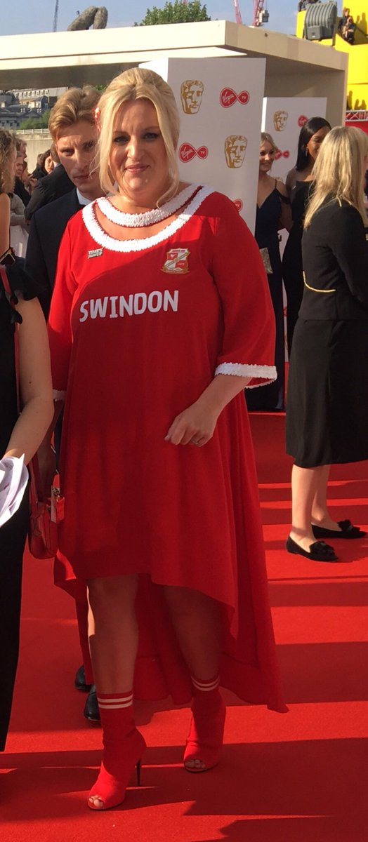 Daisy May Cooper S Football Dress Gets A Lot Of Love At The Baftas