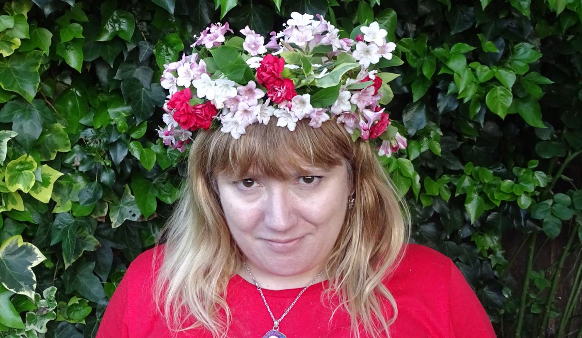 magentawillow's tweet photo. Had so much fun making my crown today with my garden flowers and greenery! @somersetgardenday @gardendayuk #gardenday #SomersetGardenDay https://t.co/WZ9mxRvWXa