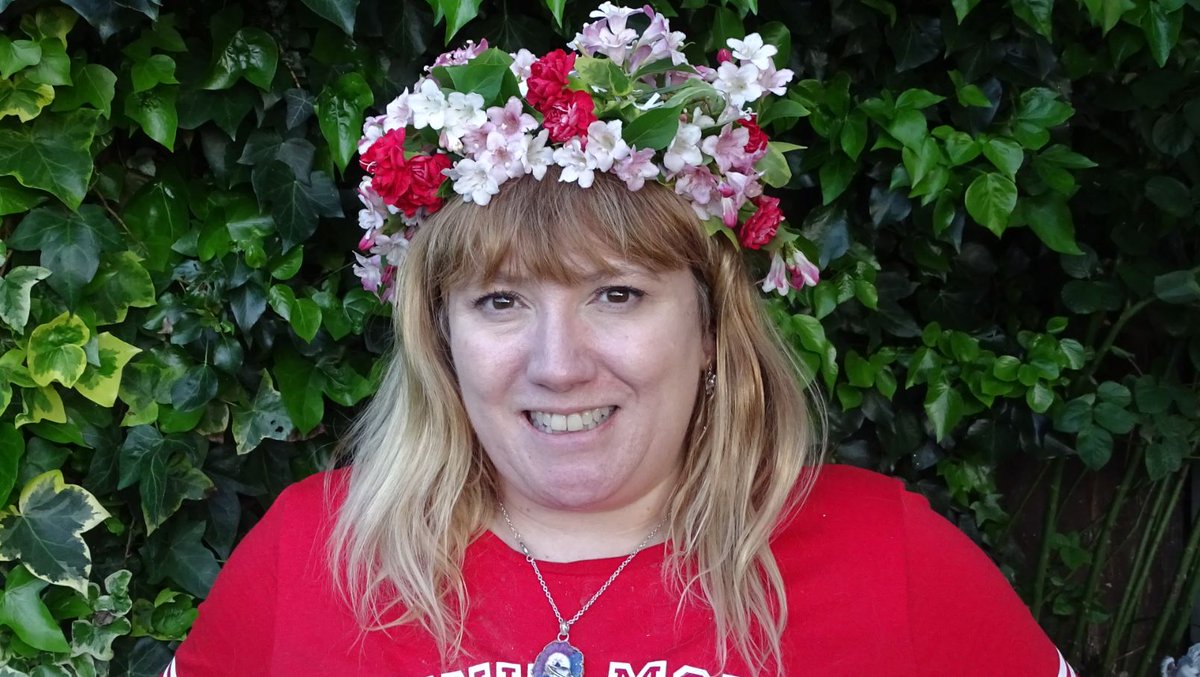 magentawillow's tweet photo. Had so much fun making my crown today with my garden flowers and greenery! @somersetgardenday @gardendayuk #gardenday #SomersetGardenDay https://t.co/WZ9mxRvWXa