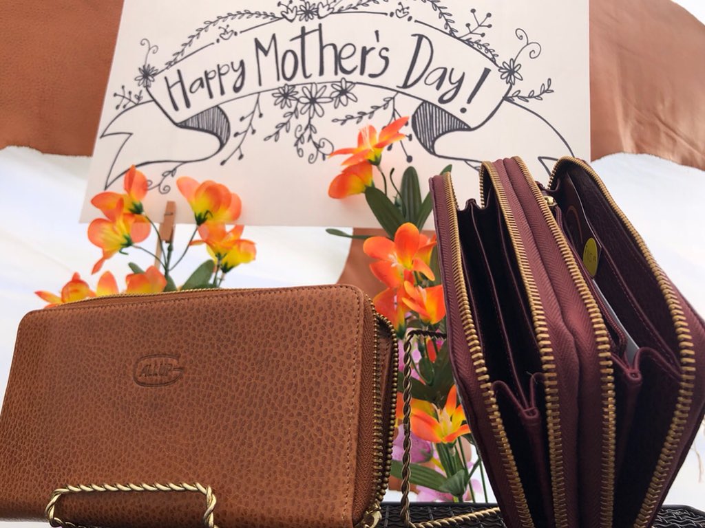 GallupLeather's tweet photo. 🤰🏻For all the moms/role models out there. 👉🏼 We wish you an awesome and special day may you be loved and appreciated today, tomorrow and always ❤️😌 •
•
• •
#gallupleather #happymothersday #love #rolemodel #happysunday #flowers #smallbusiness #mom #family #rolemodel https://t.co/IF5FPjoKKV