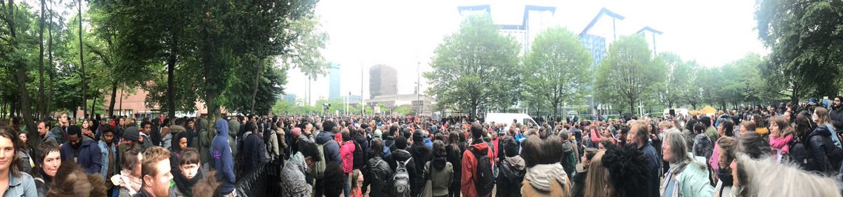 MdMBelgique's tweet image. Une fois de plus, une chaîne humaine protège les migrant•e•s du Parc Maximilien des interventions policières violentes. La Belgique, ce sont les Belges et les Belges accueillent. #HumanChallenge #RefugeesWelcome #ParcMaximilien #Bruxelles