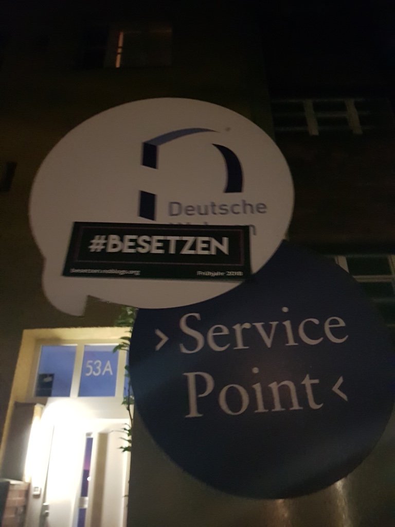Besetzen Wir Setzen Uns Fur Eine Solidarische Stadt Ein Kein E Mieter In Soll Vertrieben Werden Konkurrenz Gibt Es Schon Genug Auf Dem Mietenmarkt Auf Dem Foto Ist Ein Service Point Diesen Zu Besetzen