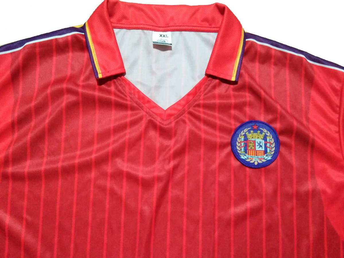 La_Lokomotora's tweet photo. Camiseta #IIIR de https://t.co/VjxCrLkRIK
Tres colores a escoger
No apta para súbditos
#PrimaveraRepublicana
#AgainstModernFootball https://t.co/bwGPKDlEFY