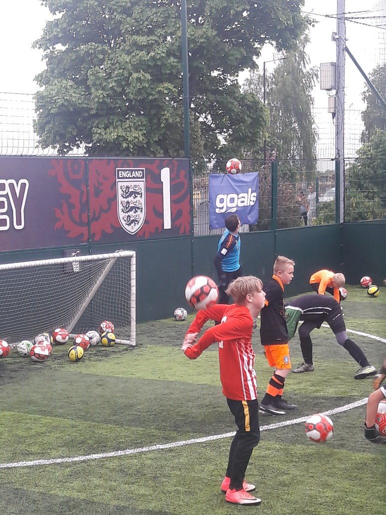 WolvesJfc's tweet photo. A few photos from one of our goal keepers, Bailee taking part in a training session held by ex England, Liverpool, Sheff Wednesday &amp; Wigan keeper @ChrisKirkland43 Great work Bailee and commitment, keep it up! Thanks Chris and the team. He really enjoyed himself. https://t.co/X4GMEaVs4j