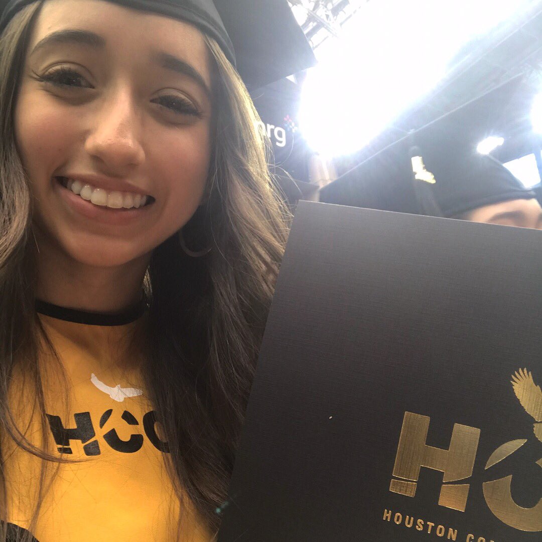 jazmeetsworld's tweet photo. no biggie just graduated college before high school 🙄 TOTALLY BIG DEAL! 👩🏻‍🎓💕 thank for the opportunity @AliefECHS and @AliefISD #firstgeneration #HCCGrad2018 https://t.co/LCZcCNoNaO