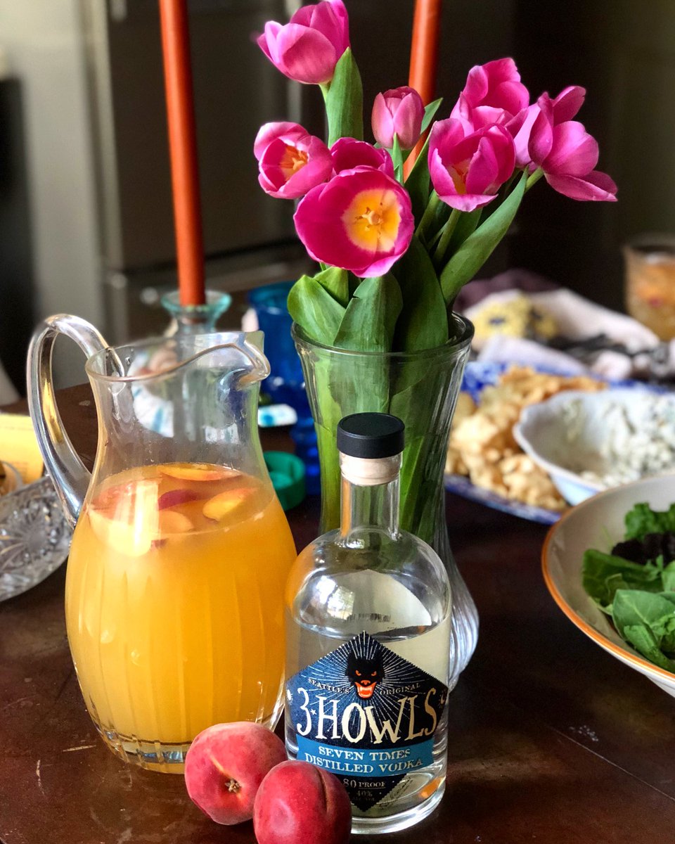 Happy #MothersDay to all the amazing moms out there! Cheers to all of you and all you do! You deserve a #3Howls peach Bellini! 🍸🥂🍑