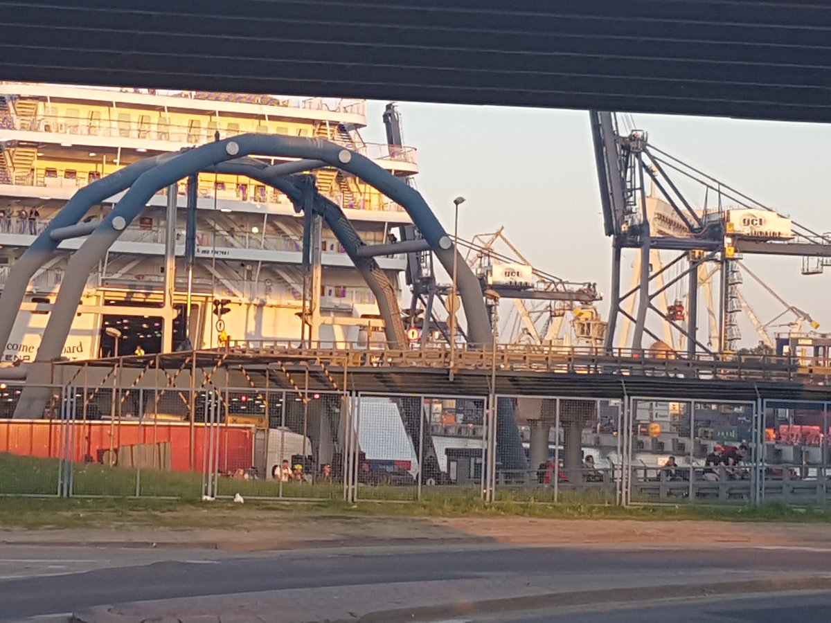WolnaWola1000's tweet photo. jadę rowerem patrzę to tu to tam
i nagle taki miły mi widok #Stena  #StenaSpirit @StenaLinePolska @StenaLine @stenaline_se 💛💙 https://t.co/OVQLl6IcyM