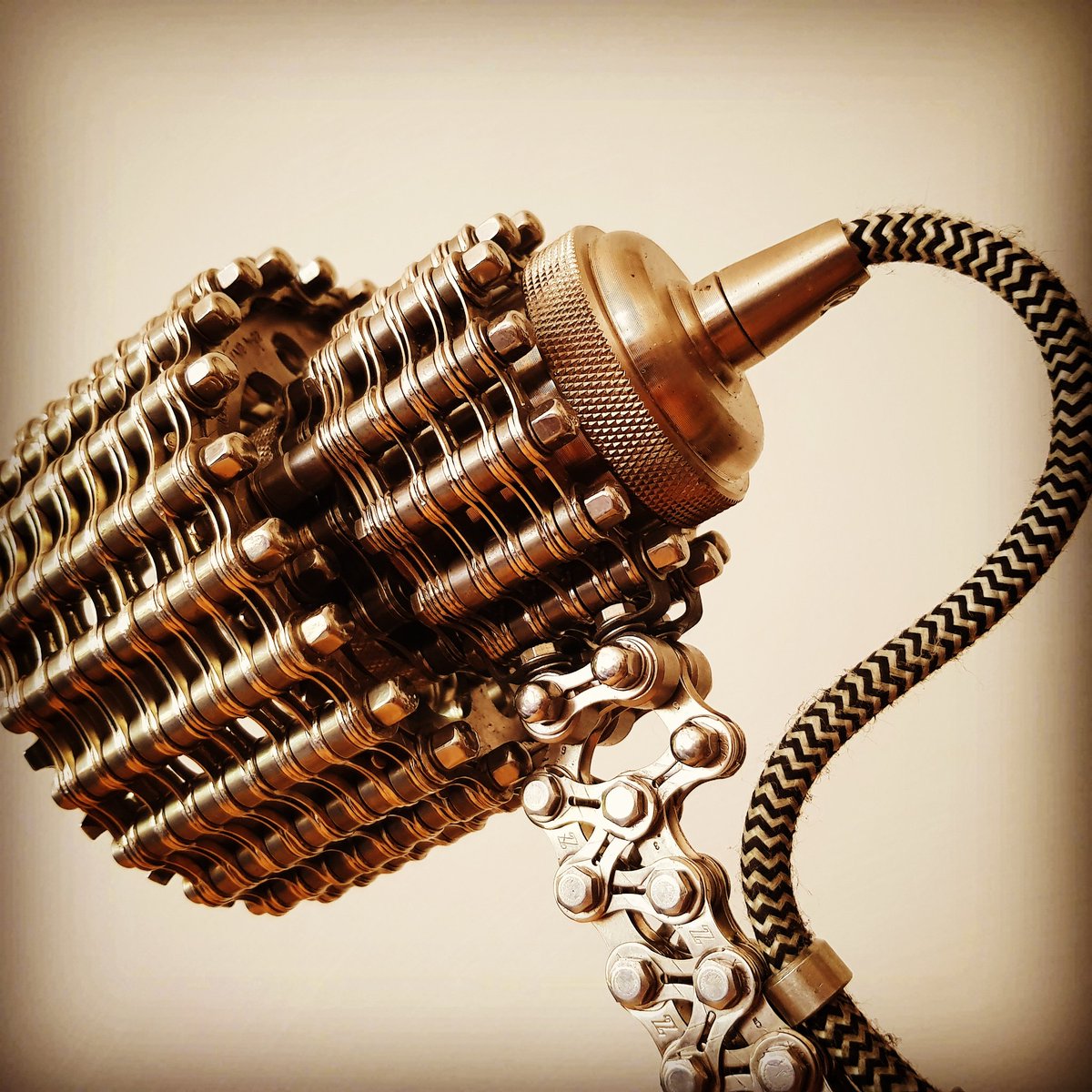 chainless_d's tweet photo. Made by chainless_d --> https://t.co/wdqllU8MHC <-- #berlin #fahrrad #messe #bike #bikelife #art #design 
#kunst #bikeart #lampe #light #style #kette #tischlampe #stehlampe #kronleuchter #chainlessed #steampunk #inneneinrichtung #spider #spinne #spiderman #licht #künstler #artist https://t.co/d6G1QlUA7G