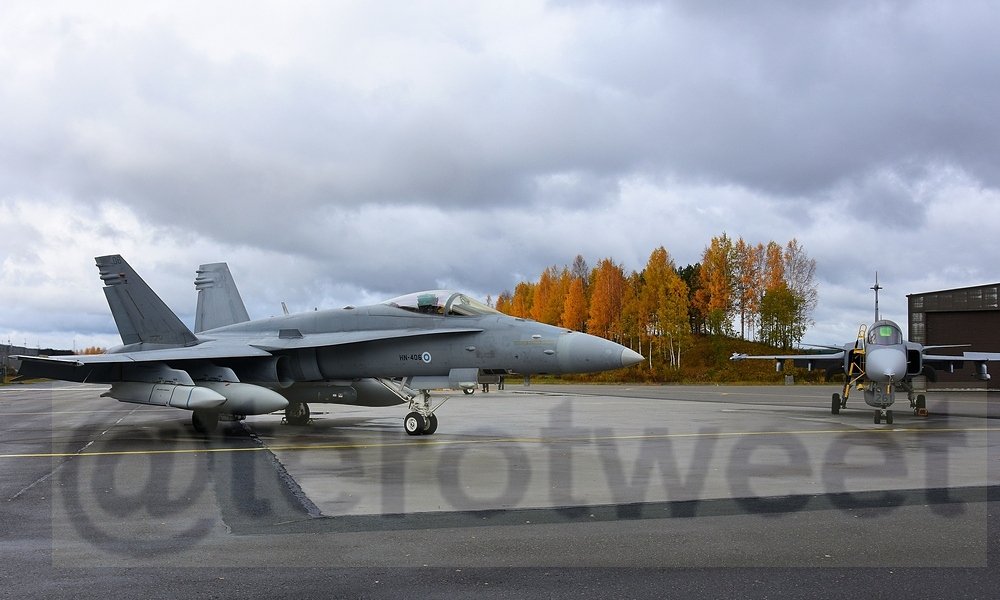 TeroTweet's tweet photo. #JASSM-risteilyohjuksen käsittelyversio #Ilmavoimat F/A-18C Hornetin siipiripustimessa #Ruska17-harjoituksessa Rissalassa. Rungon alla Litening-maalinosoitussäiliö Vieressä #Saab JAS 39 Gripen. #turpo #MLU2 #HXhanke #avgeek https://t.co/Nfm1q6YueB