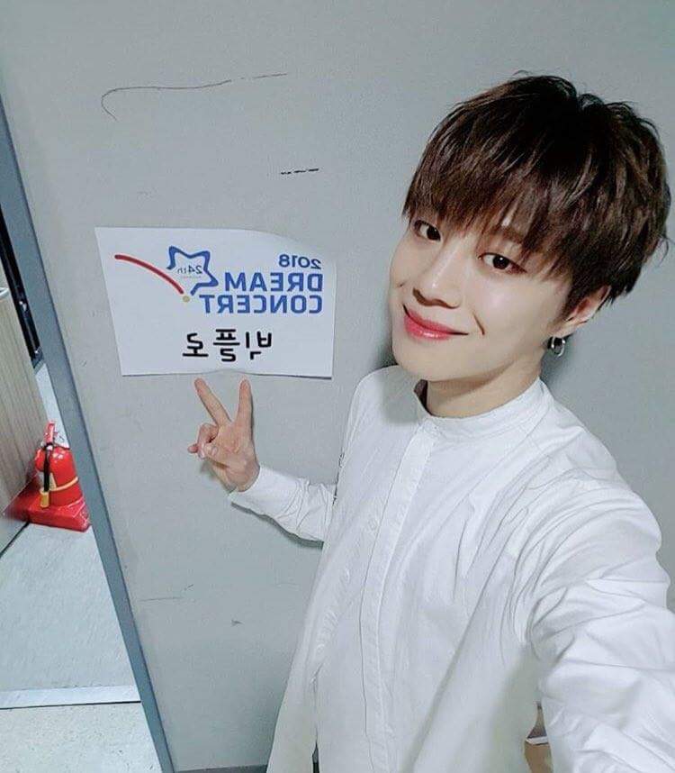 UNBFrance's tweet photo. {INSTAGRAM} 180512 | Euijin @ euijin_bigflo_daonez
🇫🇷 : « Vous avez tous travaillé dur ! #sangam #DreamConcert #BIGFLO #UNB #Accueillant #Excitant #Stimulant #Intéressant 👍 #Wave #GrandeForce #Merci » https://t.co/Madl5G5f1F