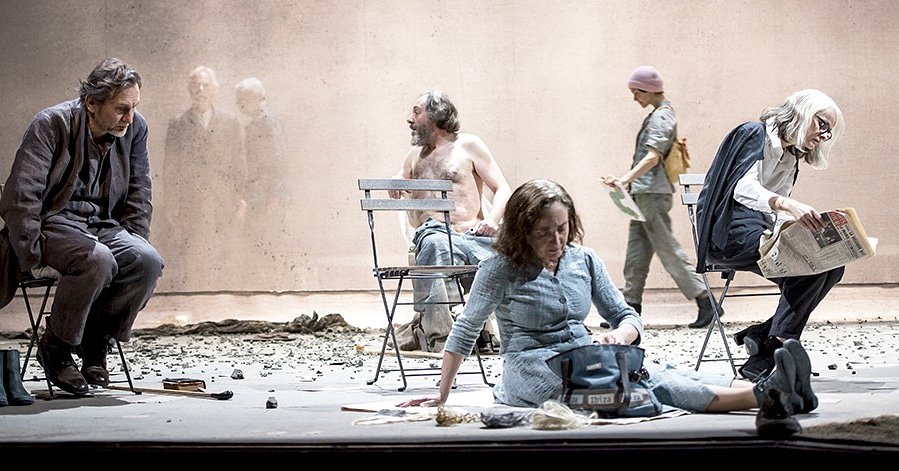 Poussière de Lars Norèn
10 sublimes comédiens qui conversent en attendant la mort, humour et tendresse...
#comediefrancaise