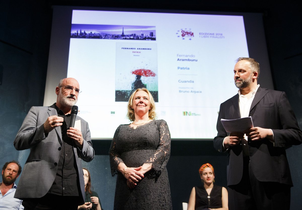PremioStrega's tweet photo. Fernando Aramburu e Bruno Arpaia vincono il premio #stregaeuropeo2018 con "Patria" @GuandaEditore
https://t.co/6iNNtbWSle https://t.co/jVrPmxcurL