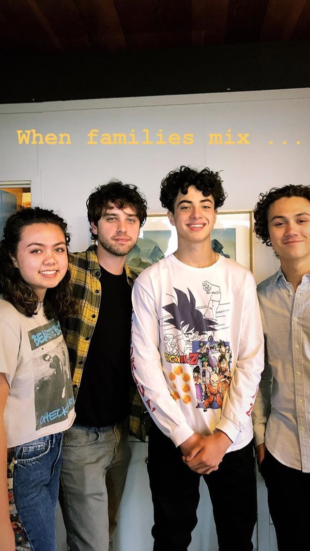 Fosters_FR's tweet photo. #PHOTO 📸 | David avec sa famille et celle de Meg (Grace) récemment https://t.co/ekTeEy7gQQ