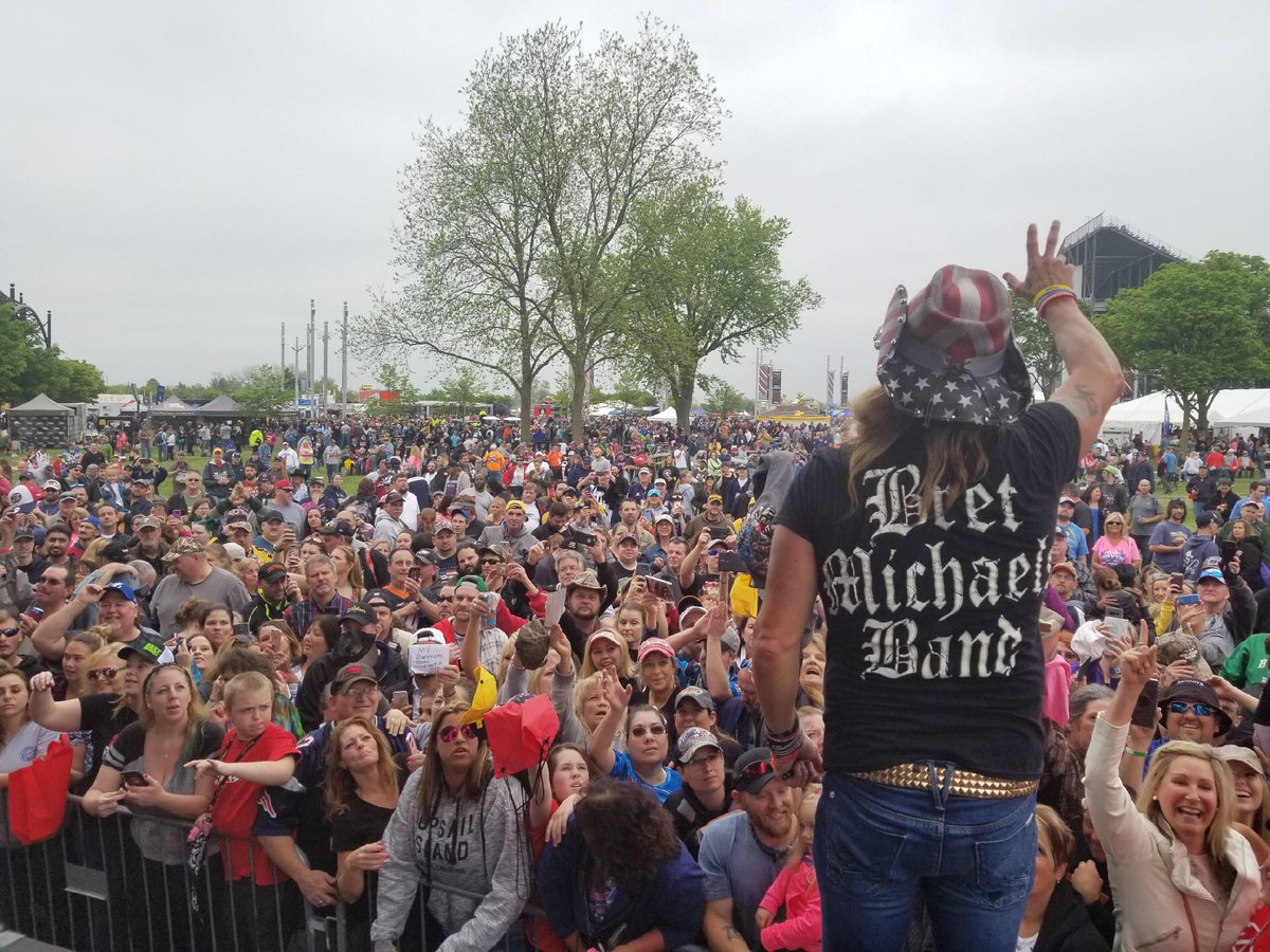 bretmichaels's tweet photo. Huge thank you to @AAASoCal for their awesome help. @AAA_Travel @AAANews #Malibu rocks!🤘🏻#HappyMothersDay #MothersDay @MonsterMile #AAA400 https://t.co/7s6s0P3qEg