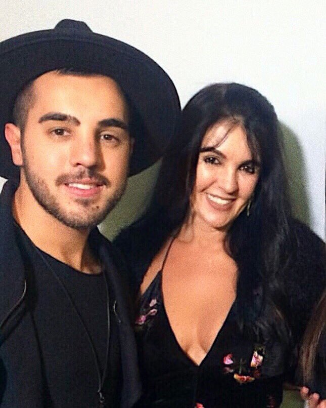 Sempre cabe mais alguém 
Nesse coracao tão grande
Que só vc tem
Uma mãe que criou 5 filhos
E também foi mãe 
Pra mais uns cem
Me orgulho de quem vc é
De aprender tanto com vc
de ser motivo do seu orgulho
Um beijo do seu filho, amor, amigo,
Seu colo sempre vai ser o nosso Abrigo