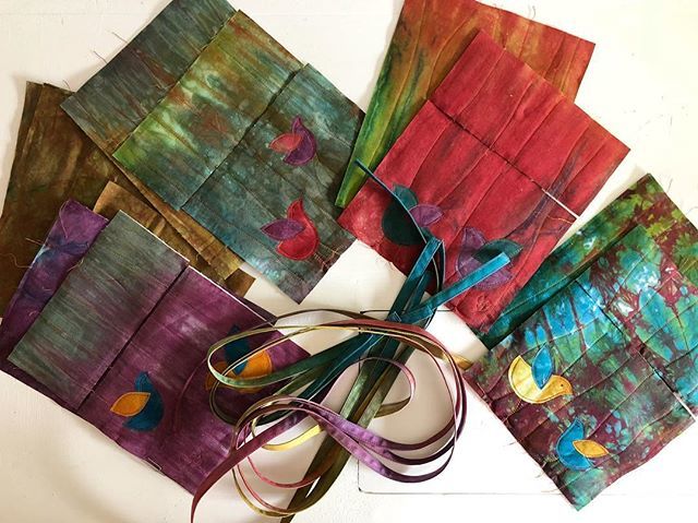 CandiedFabrics's tweet image. Today's goal: finish these four #zipandgo bags (@dogundermydesk pattern)! ift.tt/2IifURo