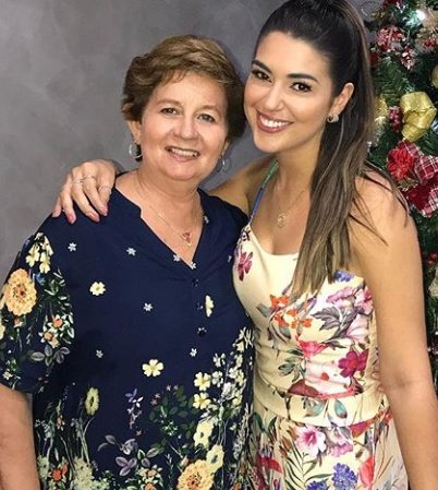luccascomenta's tweet photo. Parabéns pelo seu dia, Tia Vera!! Amo vocês. ❤️✨ https://t.co/3TvxnodNDo