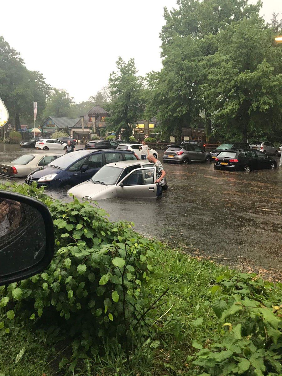 XanderAlex2016's tweet image. Had die deur dan ook dicht gelaten....nu ook water in je auto! 🤣🤣🤣