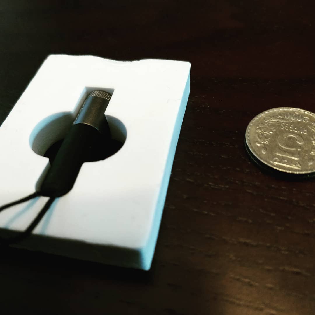 geminiimatt's tweet photo. Ever worried that your favorite social media app is listening to you? This feeds mic an empty channel. About the size of 5 rupees (USA 25 cents, EU 2 euro) coin .DO NOT travel with it inserted,can damage your ports. #opsec #india #hacker #travel #miclock #privacy #geminiimattsbag https://t.co/whMp6lzr9I