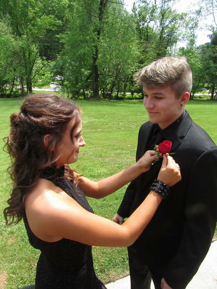 wildbrookeee's tweet image. yk what it iss🌹🌻 #prom2018 #junioryr