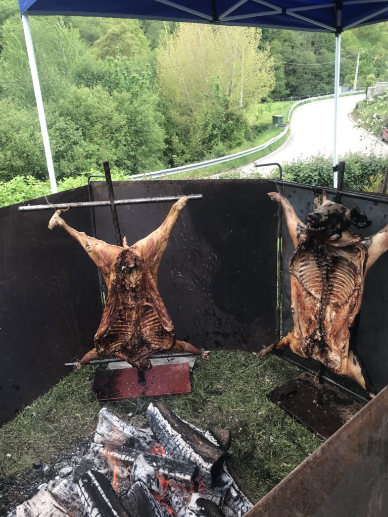 allande_h's tweet photo. @CristiPedroche @StreetXO_London Yo ayer en asador la Miranda y hoy comí un cordero y un cerdo en casa de un amigo un día igual te cambio https://t.co/nffJxHSVyj
