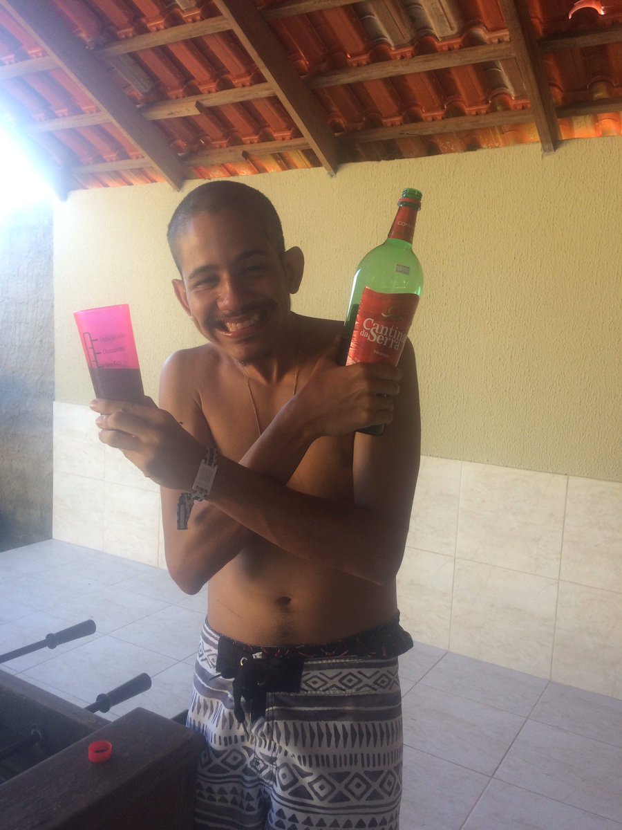 BBBananada_18's tweet photo. "cantina me patrocina" pede o brother @Jopuxo enquanto toma essa maravilhosa bebida https://t.co/qwq3nXDHWT