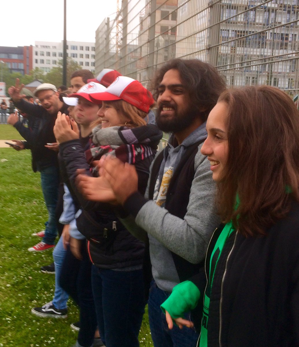 davidpestieau's tweet image. De retour de la belle chaîne humaine #HumanChallenge à la Gare du Nord-Parc Maximilien à Bruxelles. Plus de 1500 personnes &quot;la main sur le cœur, le poing levé&quot; 
Belle solidarité et chaleur humaines ce dimanche soir. 
Lire: ptb.be/articles/franc…