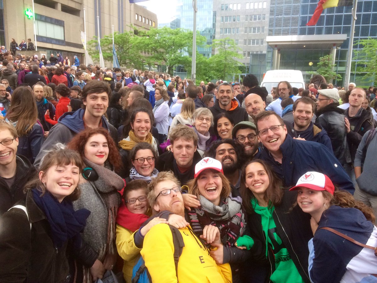 davidpestieau's tweet image. De retour de la belle chaîne humaine #HumanChallenge à la Gare du Nord-Parc Maximilien à Bruxelles. Plus de 1500 personnes &quot;la main sur le cœur, le poing levé&quot; 
Belle solidarité et chaleur humaines ce dimanche soir. 
Lire: ptb.be/articles/franc…