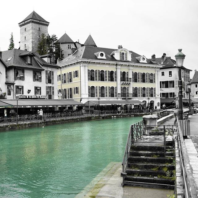BeeRocks4's tweet photo. J ai déambulé dans les ruelles du vieil #Annecy, puis j ai fais des #photos du Lac, magnifique malgré le ciel menaçant. Puis une fois la pluie revenue, j ai visité le #chateaudannecy. Merci aux twittos de leurs propositions d activité!
#voyage #travel #beerocks #beerocksnvol… https://t.co/e1eyrlbNjI