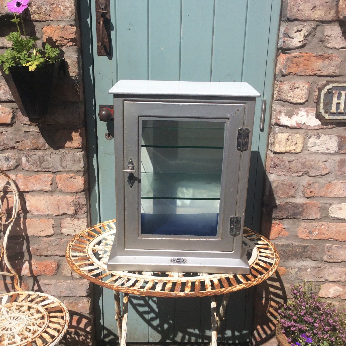 Evie_BsVintage's tweet photo. Here we have a fantastic vintage industrial steel medical cabinet, dating from around the 1940’s or 1950’s. A wonderful old cabinet with a large metal handle and 2 glass shelves. Price – £125 xx #eviebsvintage #repurposeddecor #repurposingideas #followvintage https://t.co/pvSlKrz9Jd