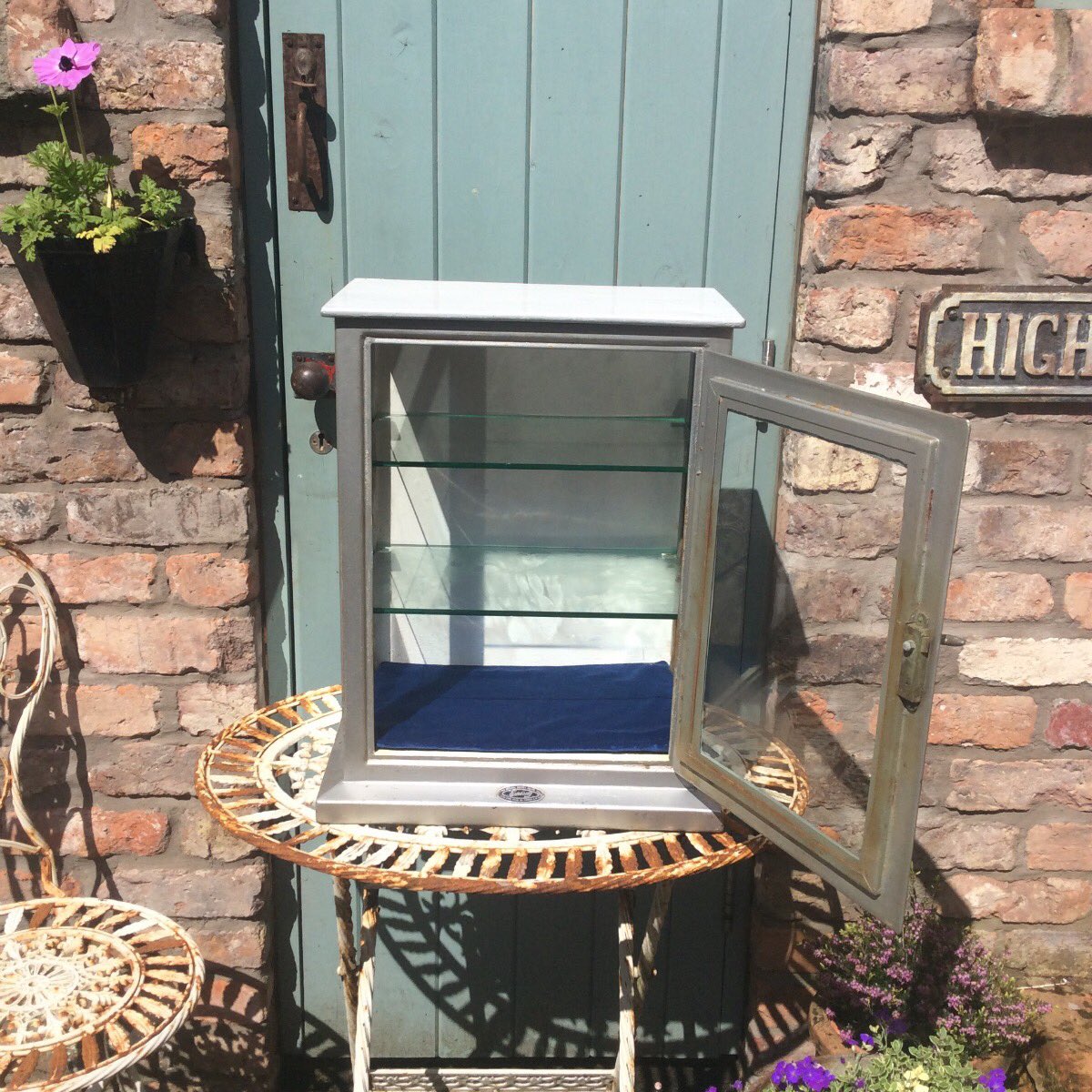 Evie_BsVintage's tweet photo. Here we have a fantastic vintage industrial steel medical cabinet, dating from around the 1940’s or 1950’s. A wonderful old cabinet with a large metal handle and 2 glass shelves. Price – £125 xx #eviebsvintage #repurposeddecor #repurposingideas #followvintage https://t.co/pvSlKrz9Jd
