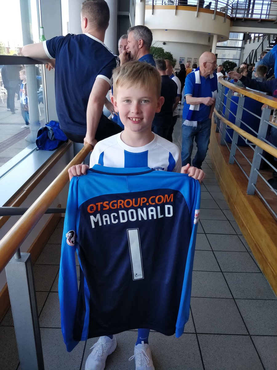 elle_belle100's tweet photo. Thank you so much to Jamie for making this little man's year! What a season it has been for @OfficialKillie . Lochlan just adores Jamie...his wee face says it all!#killieArmy #number1fan #hero #ktid #WeAreKillie #type1hero #typeonederful #diabetichero https://t.co/zK7RpzOS2r