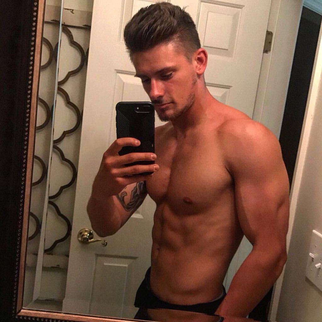 chaseaustinfit's tweet photo. The best shape of my life 🙏🏼 time to bring this condition back for the summer time ☀️ https://t.co/InZTbf9gtX
