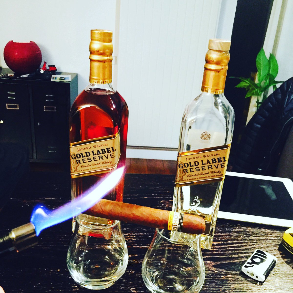Imperio_tls's tweet photo. Bon Dimanche ! 
#LeCalmeAvantLaTempete #Nouveau #Clip #Bientot #Disponible #JusteUneQuestionDeTiming #Soon #Dark #Dimanche #JohnnieWalker #Gold #Reserve #Edition #Cigare #Cohiba #Rap #HipHop #Music #Toulouse #Imperio https://t.co/vK2nb0dHmq