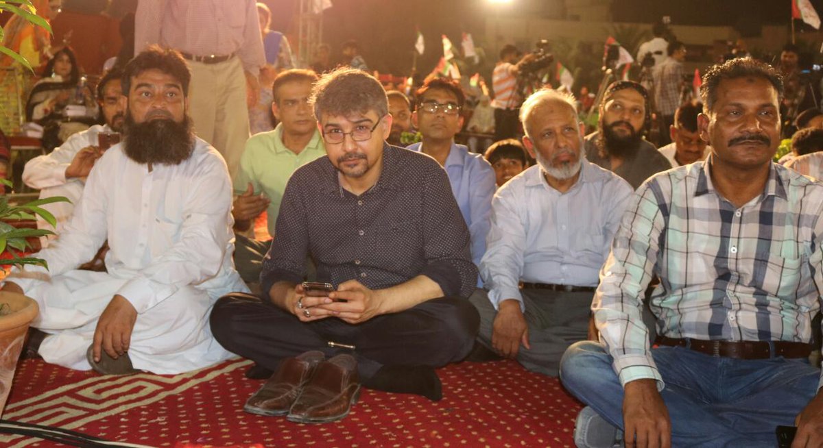 Uc_07PPP's tweet photo. #PS_115 Maine hone wale MPA Fund se awam ka kam jari hai jis pe Aj MNA @abidifactor ne Ek program bhi kia uske bd #PPP wale apni siyasat Chamkane Aa gaye Barsati mandak #MQM https://t.co/RHT8BFJCnF