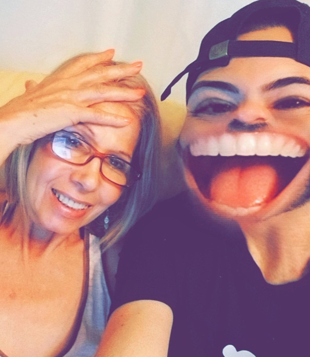 💚 Mi Guerrera de mil batallas!!!Te Amo no tan solo por ser mi madre si no porque siempre tengo tus manos para descansar y nunca tienes un No para lo momentos cuando mas necesito un corazon transparente.Te Amo!!!!Las madres son especiales, unicas y lo más cercano al amor de Dios.