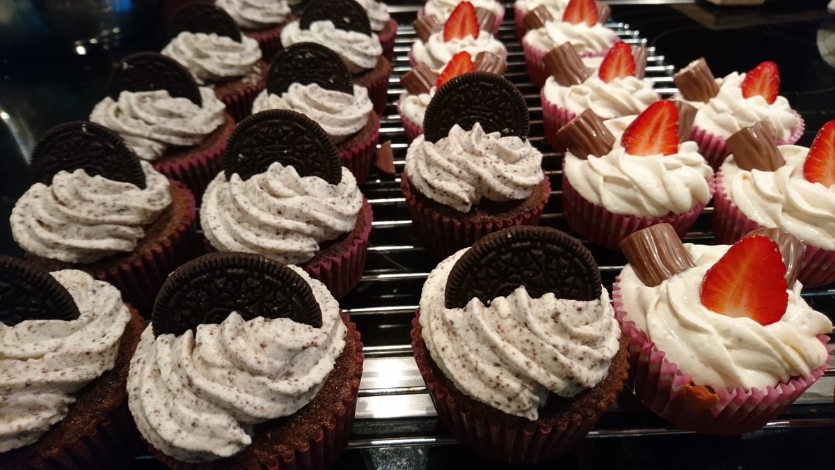 Ronja_S's tweet photo. Mal wieder was gebacken 👩‍🍳 Yogurette- und Oreo-Cupcakes 😍 https://t.co/uJV3D1Ip1v