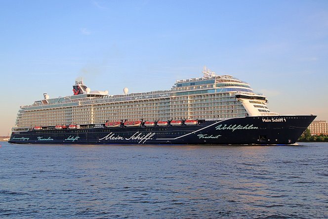 marcusputtich's tweet photo. @tuicruises #MeinSchiff1 departs #Hamburg - May 13th, 2018. #OldNameNewLove #TheJourneyContinues #OneFleetOneCrew #YouAreFirstClass #MaidenVoyage https://t.co/YFdz3f1qWD