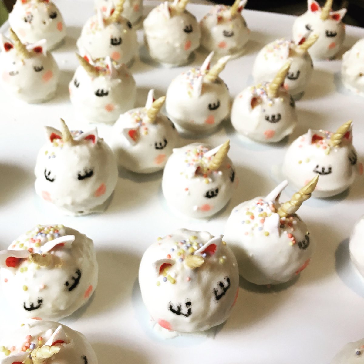 ClareAshitey's tweet photo. A little rough and ready but not bad for a first go.
Minus the sticks because they are bastards.
#unicorncakepops
#happybirthdaymia https://t.co/TK7GBXXilo
