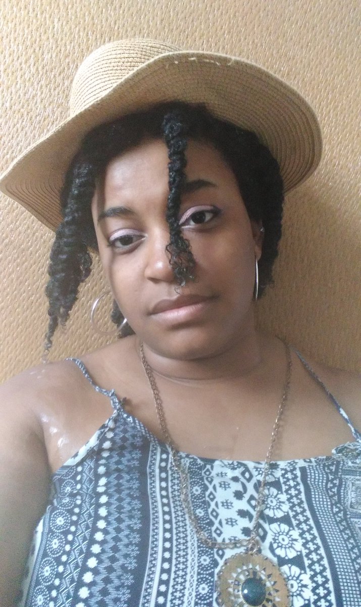 flakes_c's tweet image. When your hair won't curl cos it's over this festival and weather, so you gotta do a quick twist out 🙄 #BlackGirlProbs #MightKeepIt #DisShitCute