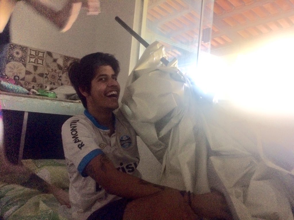 BBBananada_18's tweet photo. Em momento de fúria Jamal destrói cortina do quarto 

Que feio, Jamal! https://t.co/Q9iucS90A6