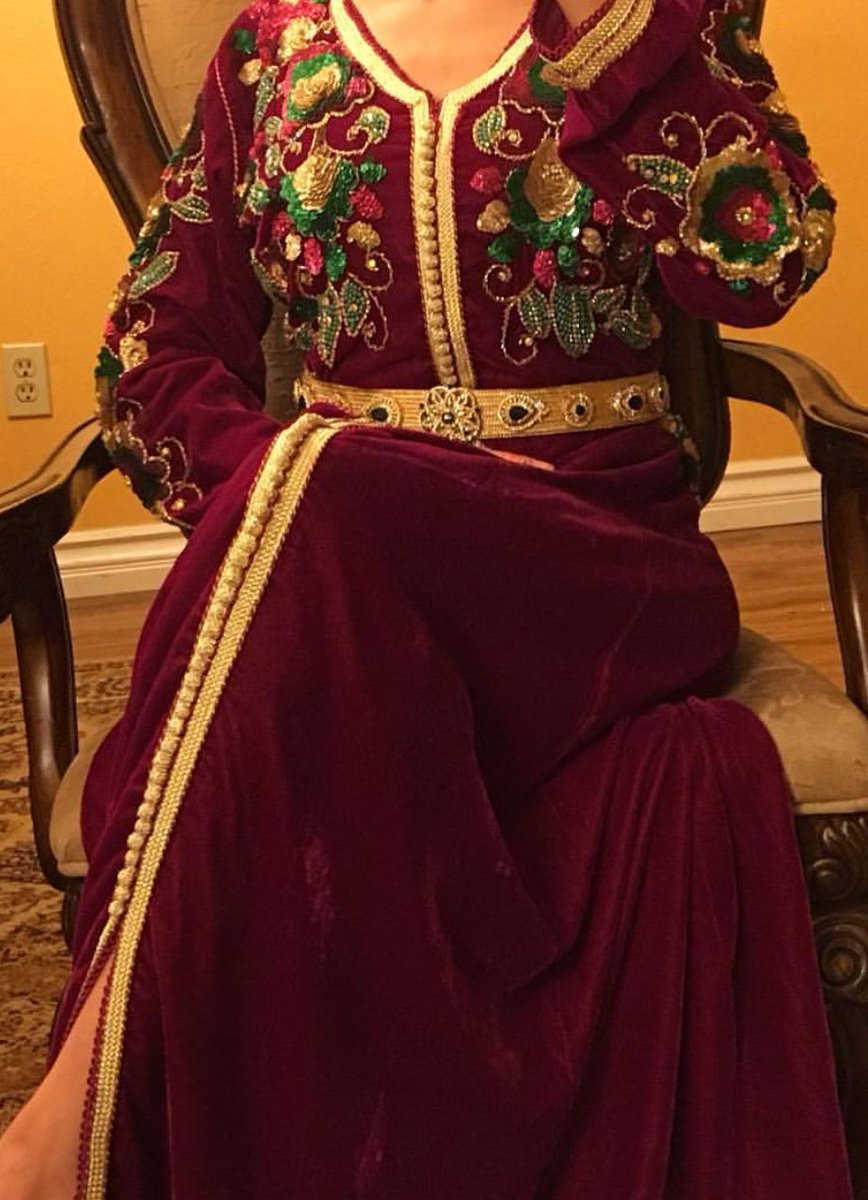 ModestxFashion's tweet photo. hermosa #abaya rojiza aterciopelada, con detalles bordados en la parte superior, y acabados en dorado, perfecto para una reunión formal. #keepitmodest #hijabifashion #modestfashion #fashion https://t.co/qLIbOBWVsQ